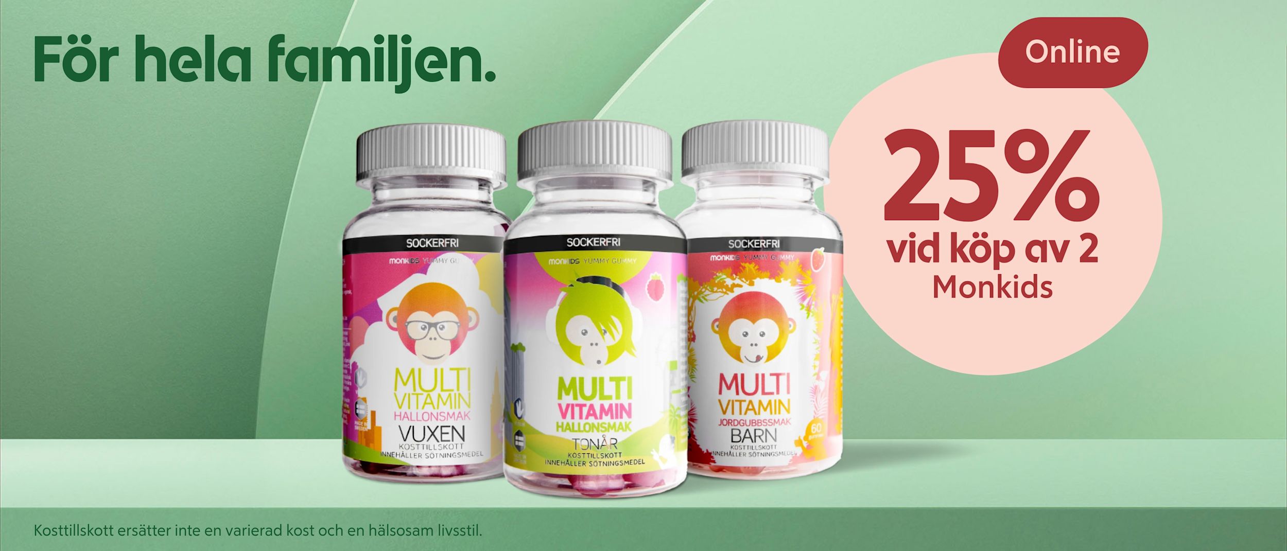 Tre burkar med Monkids multivitamin för vuxen, tonåring och barn står på en grön yta med texten "För hela familjen" och erbjudandet "25% vid köp av 2 Monkids Online".