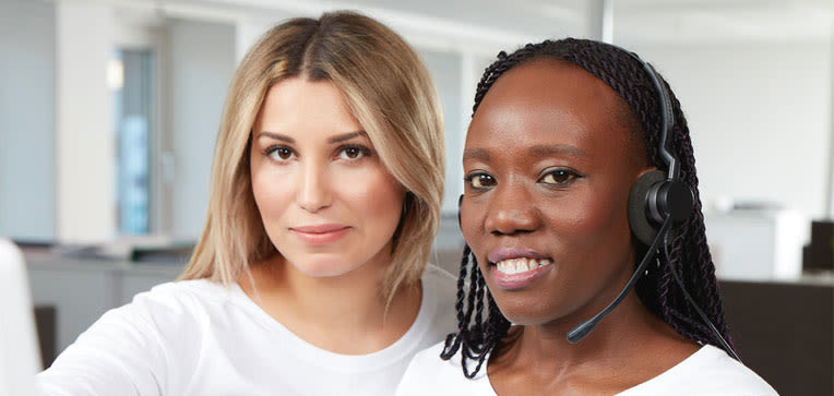 Två personer från kundtjänst tittar in i kameran. Den på höger sida har ett headset på sig.
