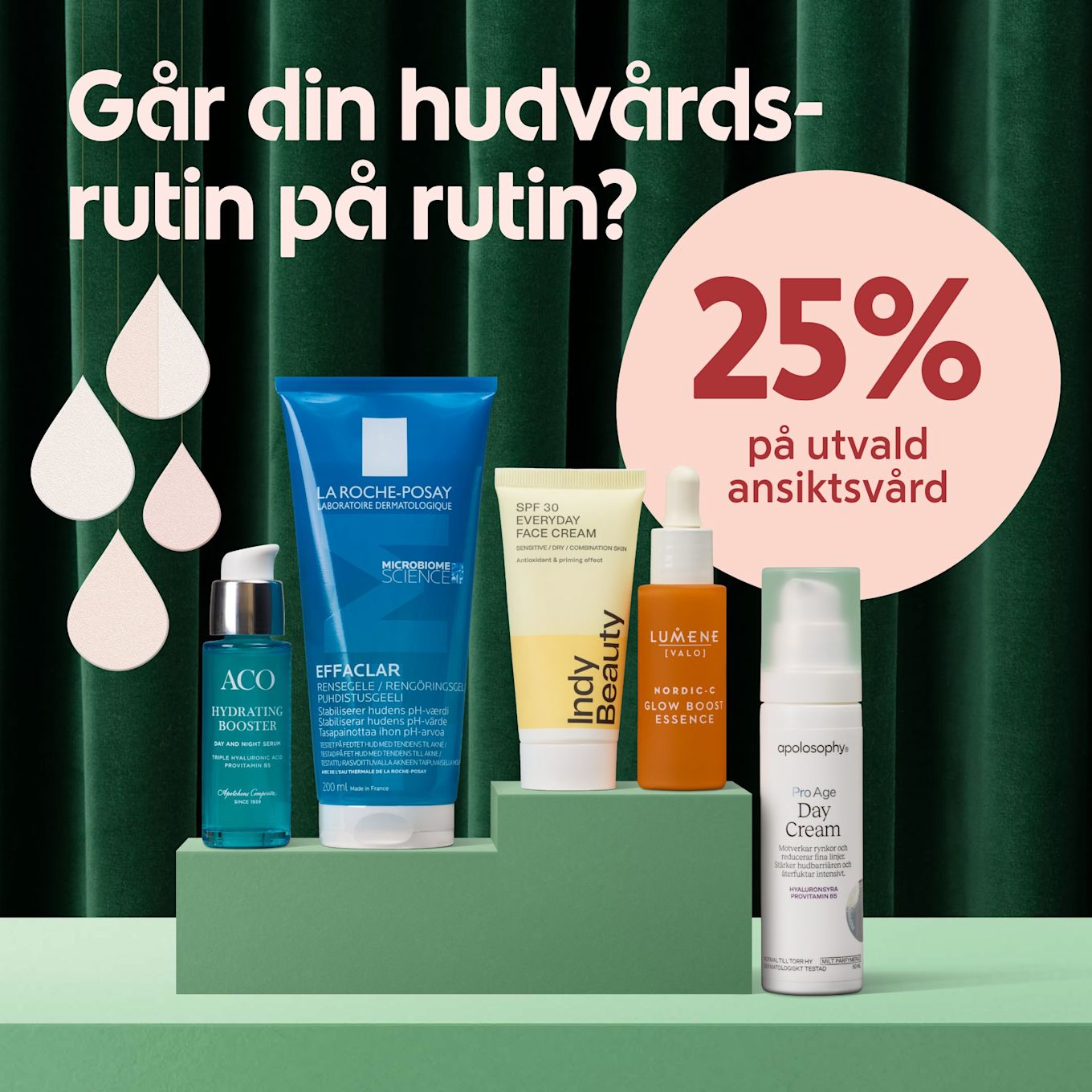 Fem hudvårdsprodukter står på gröna block framför gröna sammetsgardiner med texten "25% på utvald ansiktsvård" i en rosa cirkel.