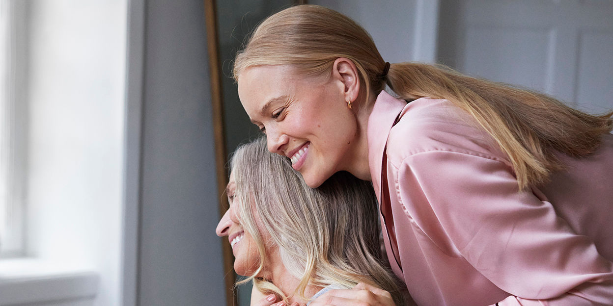 Mamma och dotter håller om varandra. 