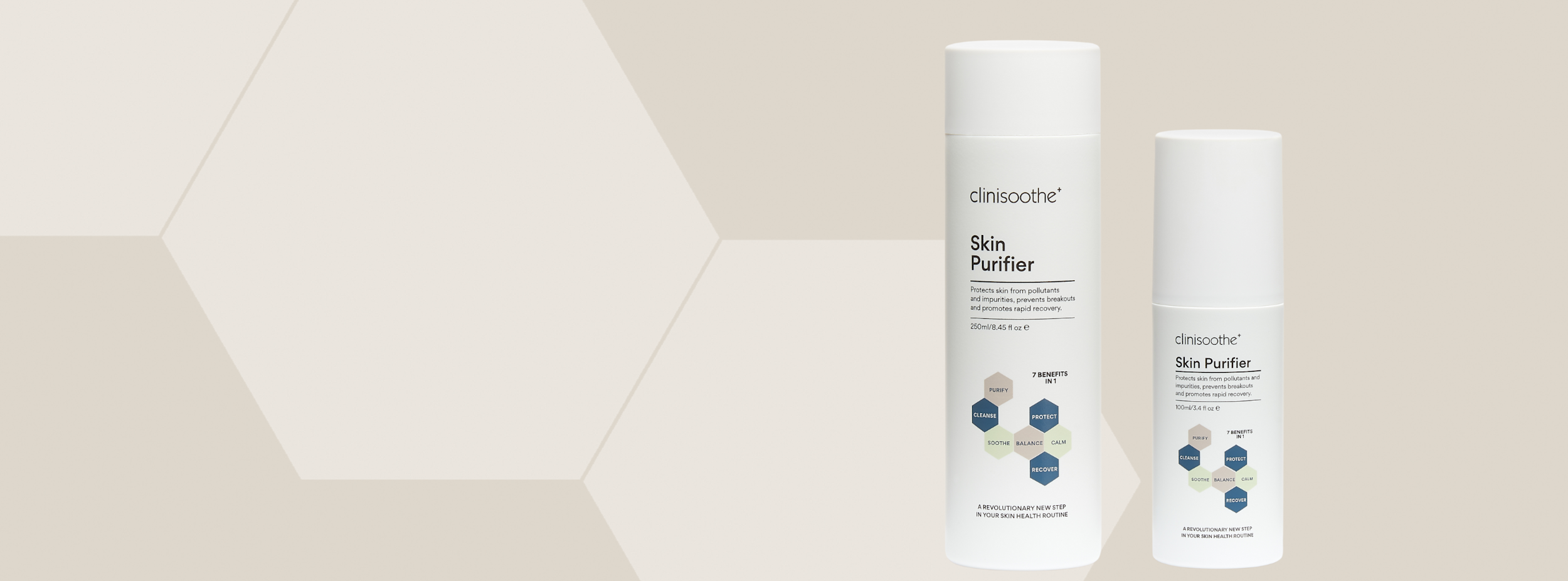Två vita flaskor Clinisoothe+ Skin Purifier står upprätt mot en beige bakgrund med hexagonmönster.