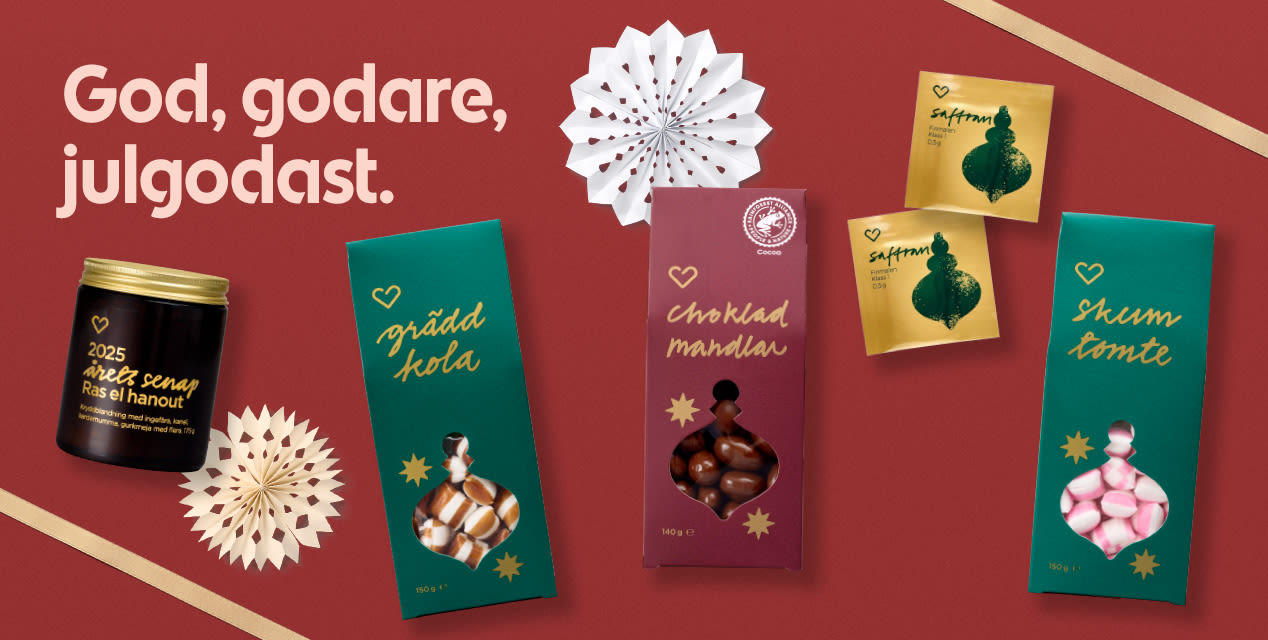Julgodis och kryddor i förpackningar med texten "God, godare, julgodast" på röd bakgrund med juldekorationer.