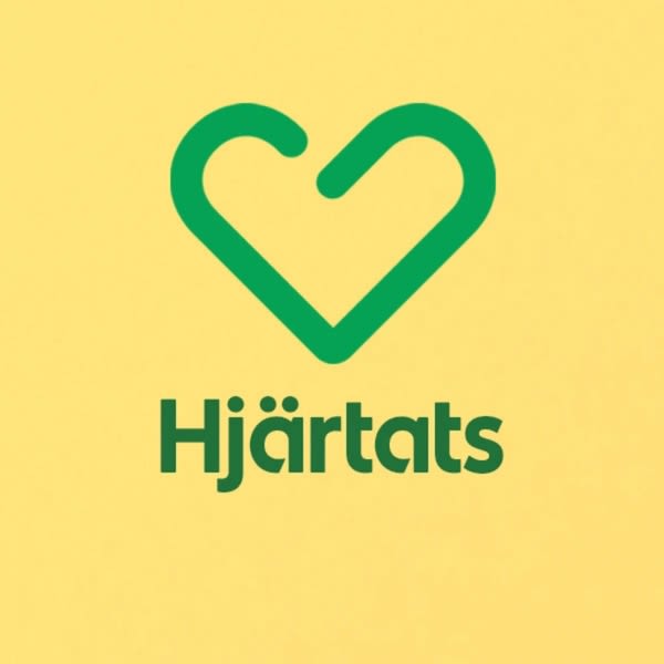 Grönt hjärta ovanför texten "Hjärtats" på ljusgul bakgrund.