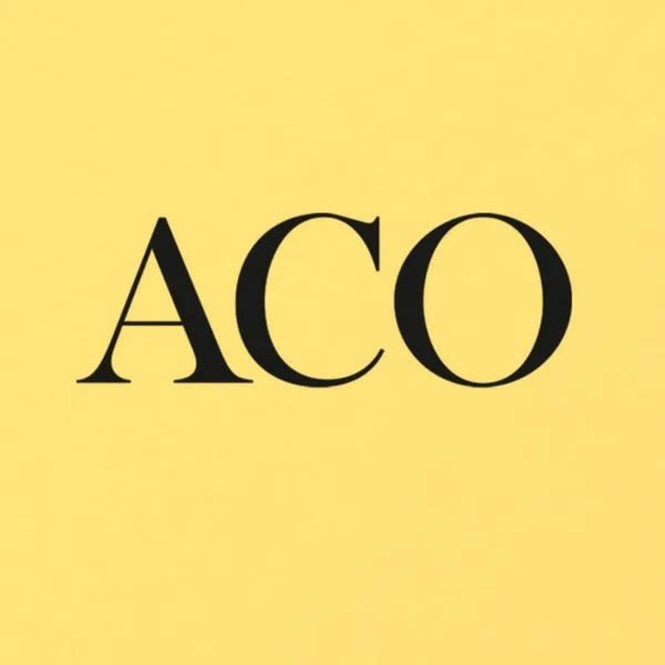 Svart text med ACO-logotyp på gul bakgrund.