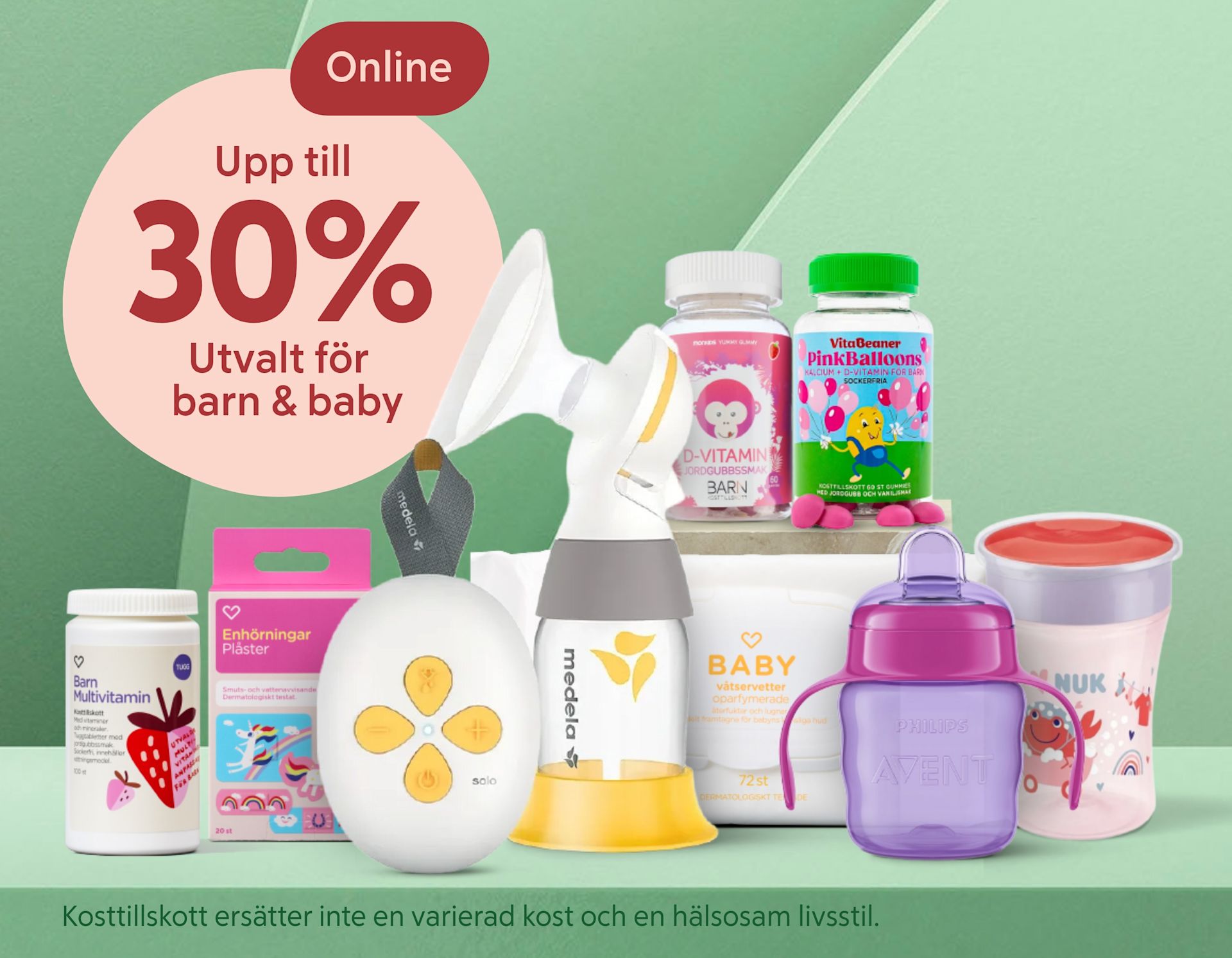 Olika barnprodukter som vitaminer, plåster, bröstpump, våtservetter och nappflaskor visas mot en grön bakgrund med text om upp till 30% rabatt online.