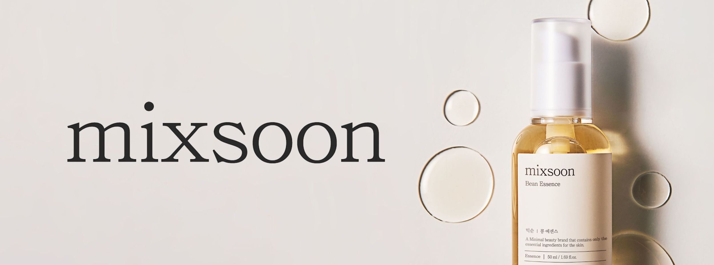 Flaska med mixsoon Bean Essence står till höger, omgiven av droppar, med stor text "mixsoon" till vänster på ljus bakgrund.