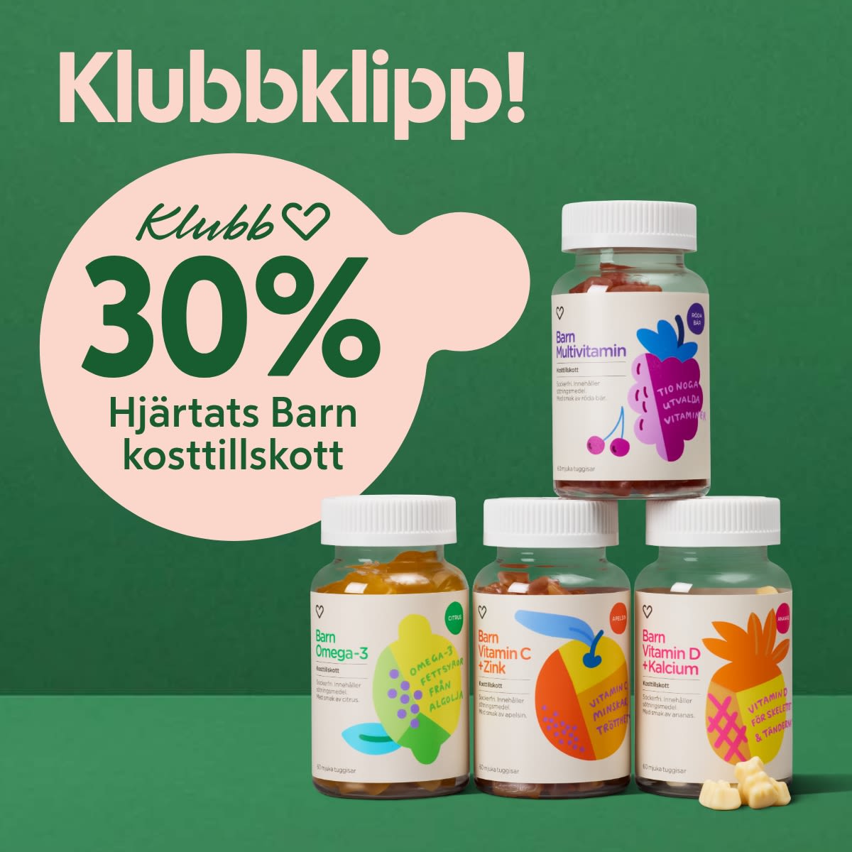 Fyra flaskor med barnkosttillskott i olika smaker och färger står mot en grön bakgrund med texten Klubbklipp 30% rabatt på Hjärtats Barn kosttillskott.