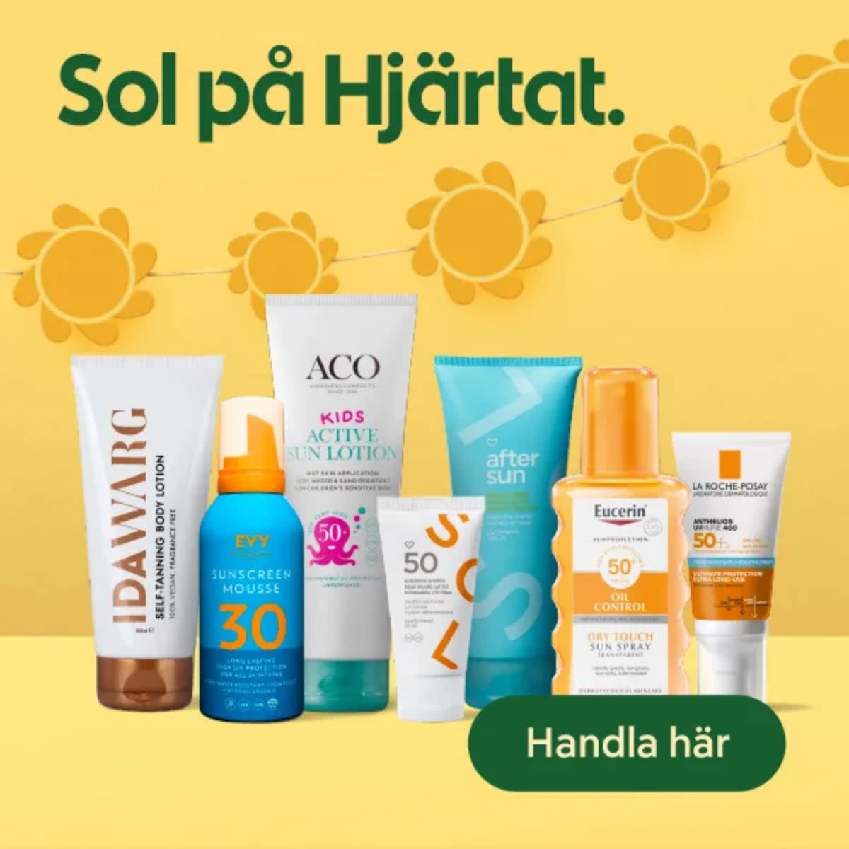 Solskyddsprodukter och aftersun-lotioner i olika förpackningar står på gul bakgrund med texten "Sol på Hjärtat" och dekorativa solblommor ovanför.