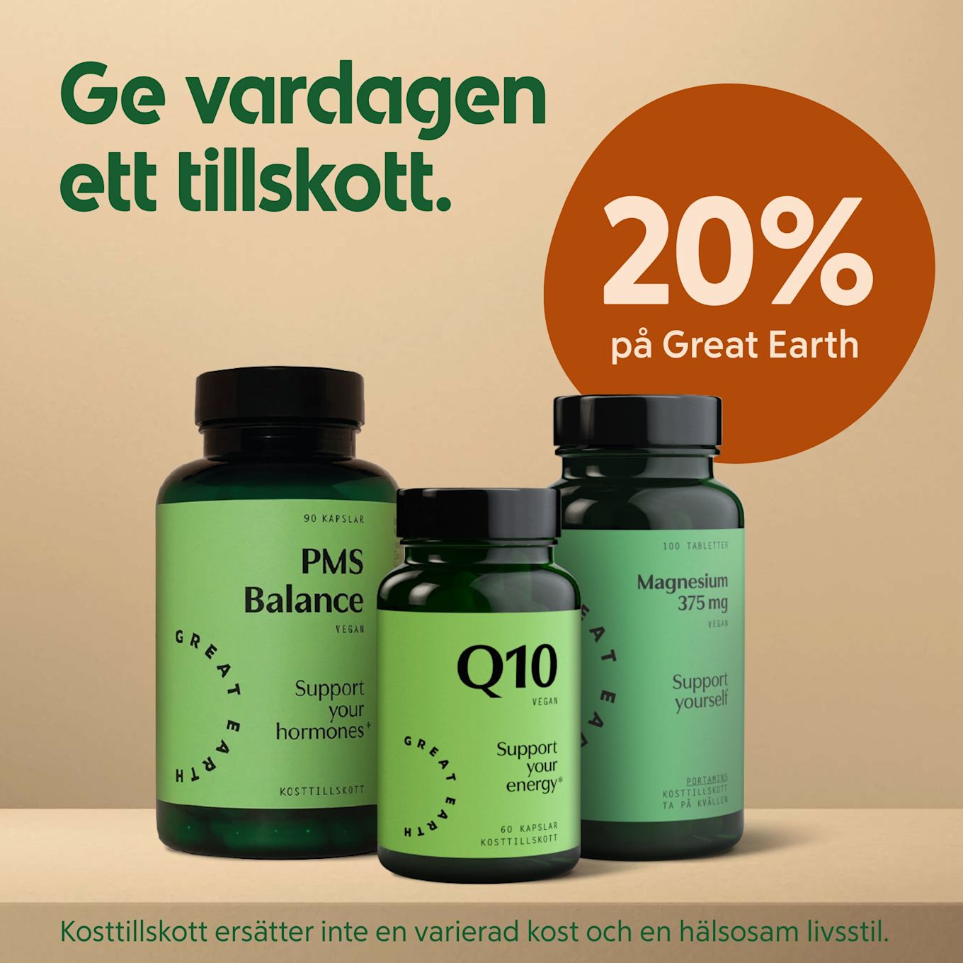 Tre gröna kosttillskottsflaskor från Great Earth med texten "Ge vardagen ett tillskott" och en orange cirkel med erbjudandet "20% på Great Earth".