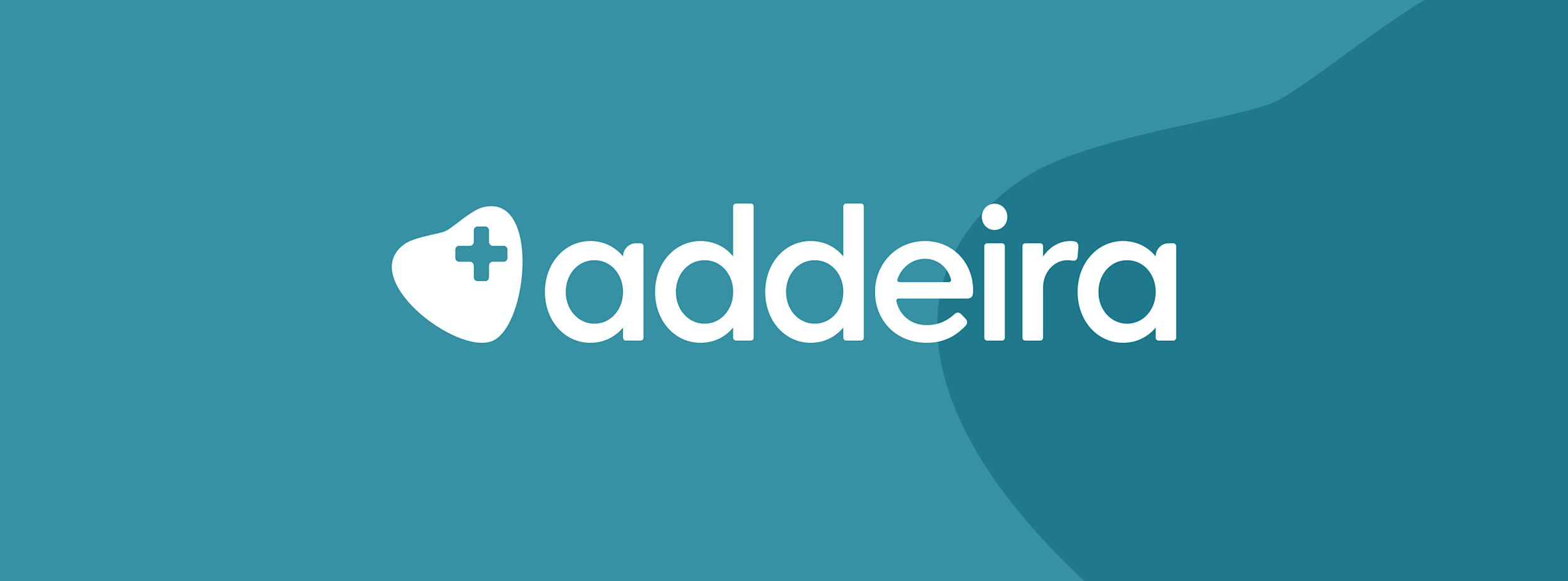 Logo: Vitt text "addeira" med ett hjärtformat märke och ett plustecken på blå bakgrund.
