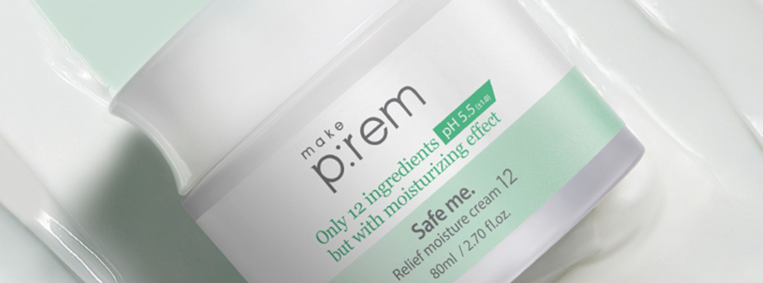 Burk med make p:rem Safe me. Relief moisture cream 12, 80 ml, på vit bakgrund med kräm utbredd runtom.